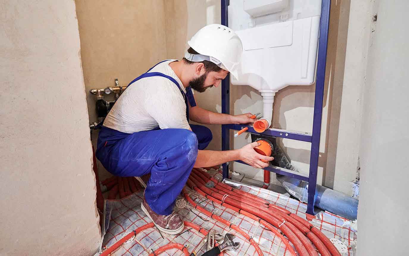 Handwerker bringt Vorwandinstallation an