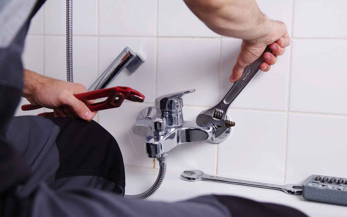 Handwerker bei der Badinstallation