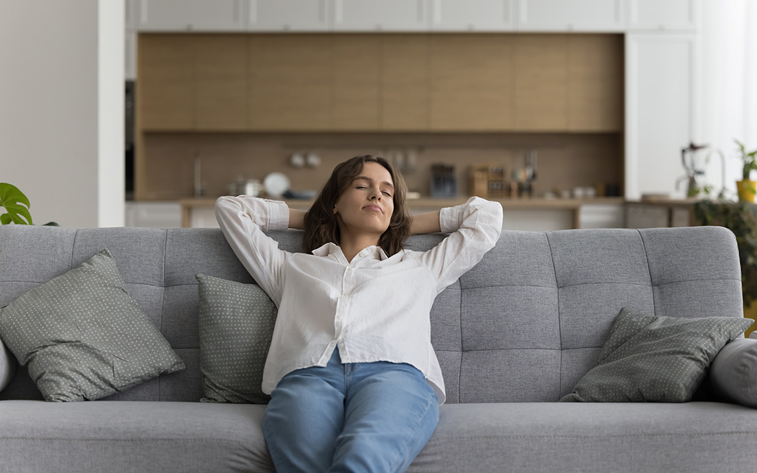 Frau genießt angenehmes Klima