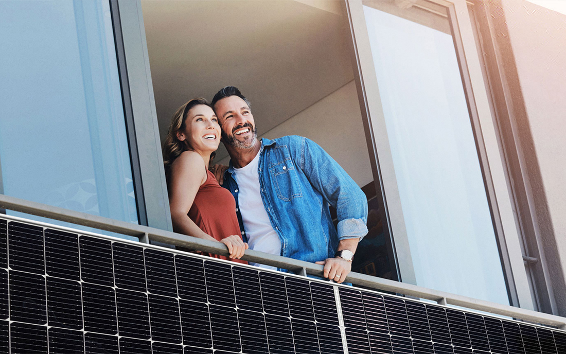 Paar am Balkonkraftwerk