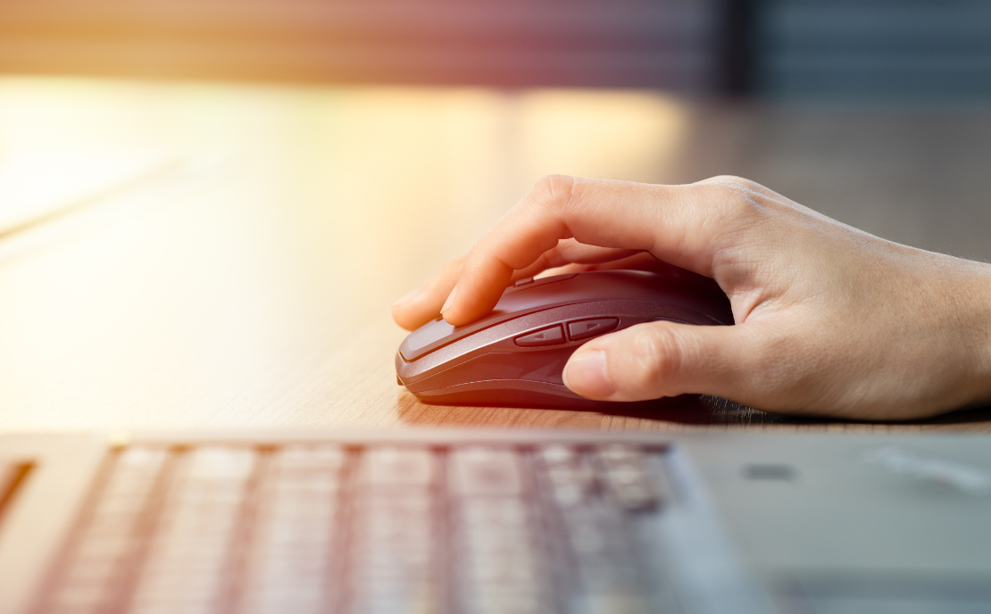 Hand auf Computermaus