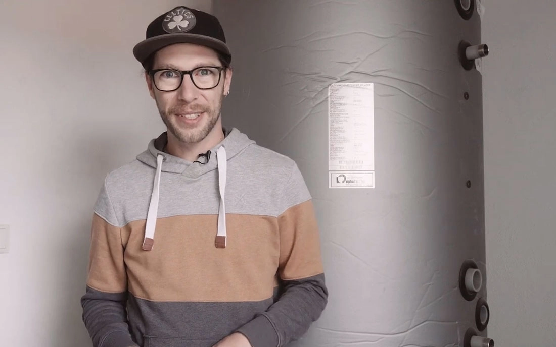 Mann erklärt Warmwasserspeicher