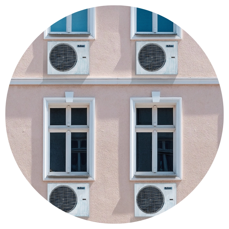 Hausfassade mit Wärmepumpen