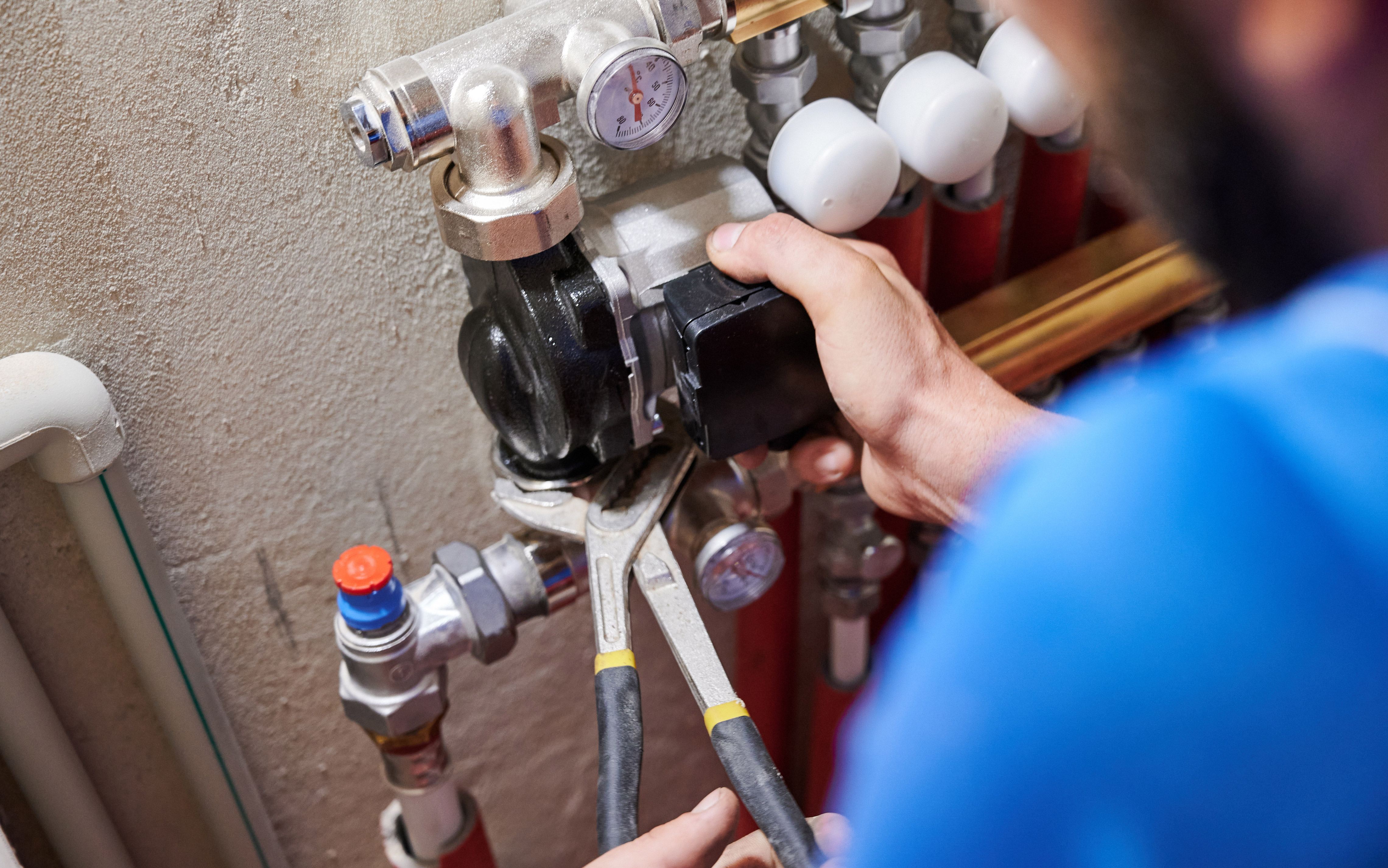 Mann betätigt Pumpengruppe