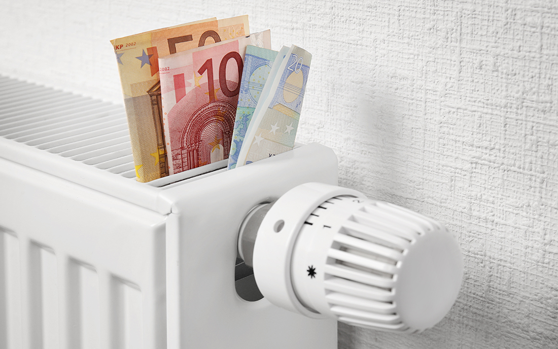 Geldscheine ragen aus Heizkörper raus