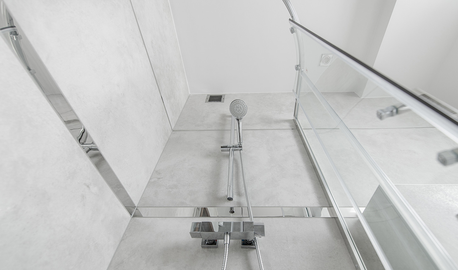 Duschsystem mit Handbrause, Brausestange, Brauseschlauch und Thermostat