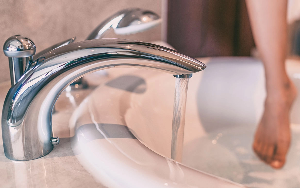 Wasser läuft in Wanne