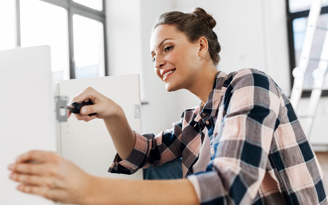 Frau benutzt Werkzeug