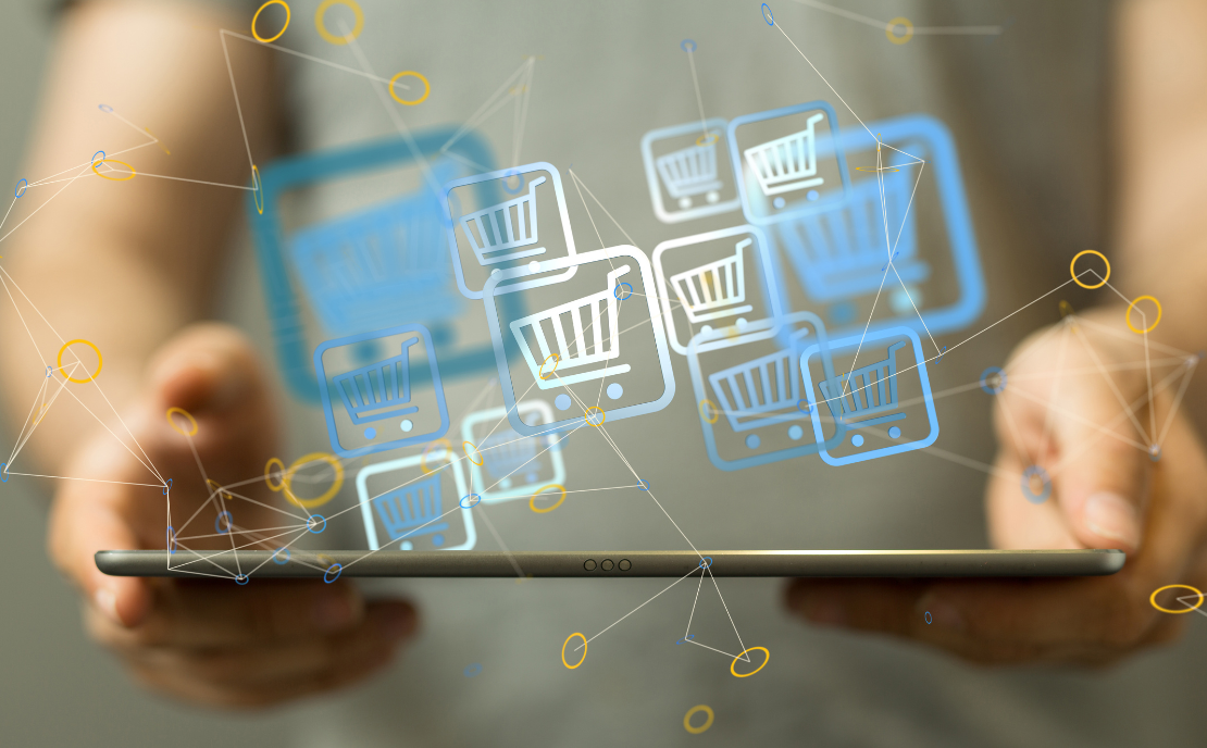 Tablet und Einkaufskörbe