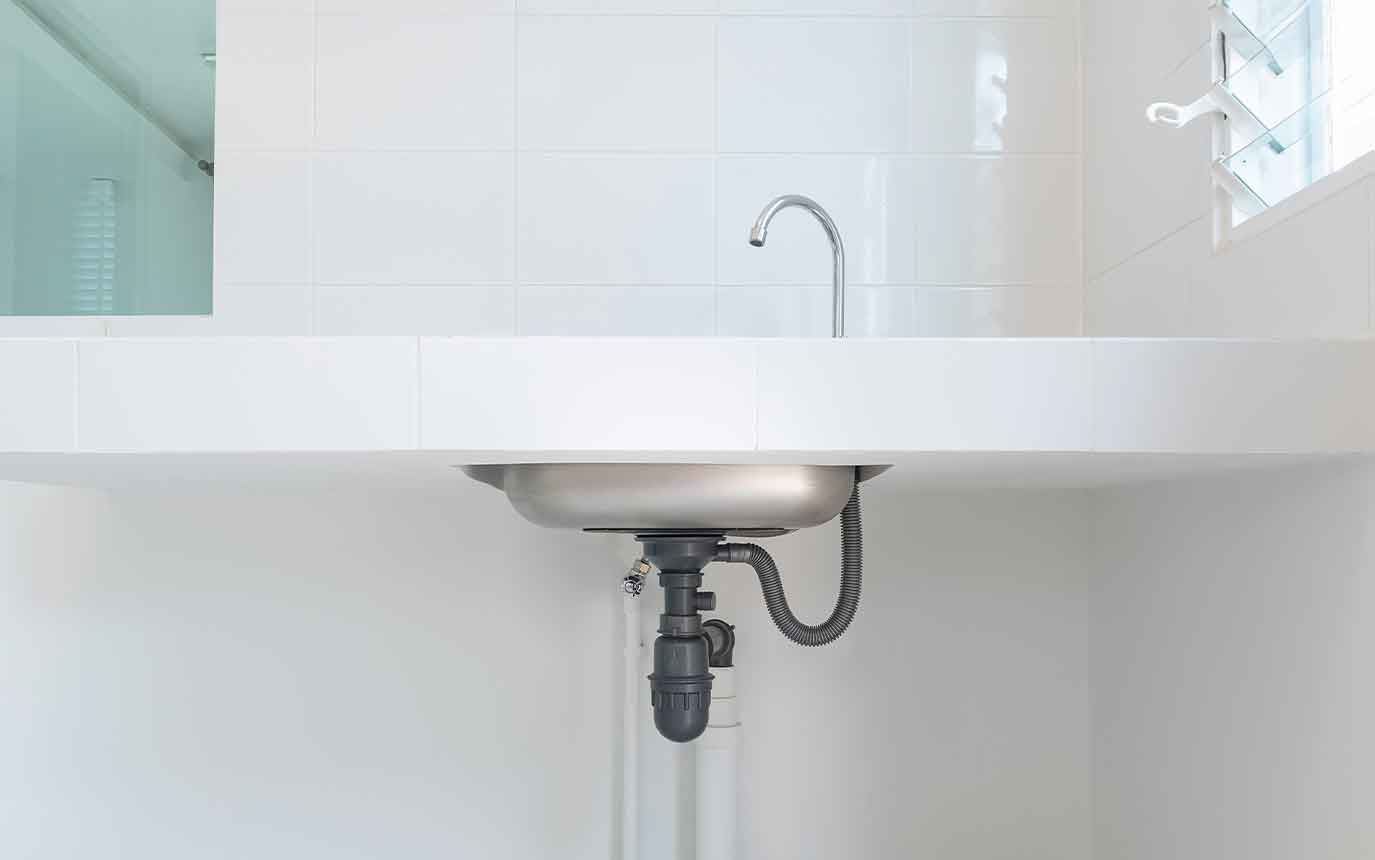 Waschbecken mit Rohr