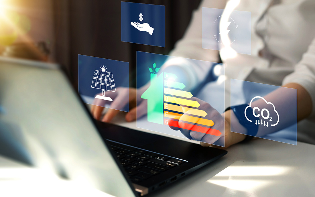 Nachhaltigkeit des Hauses wird am Laptop geprüft