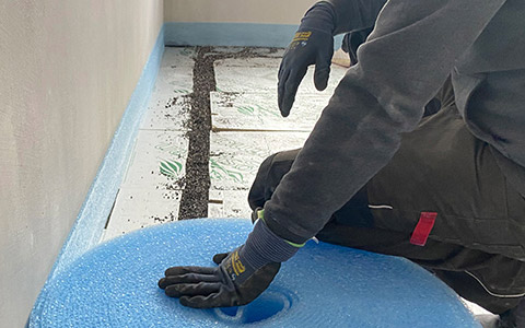 Randdämmstreifen werden verlegt