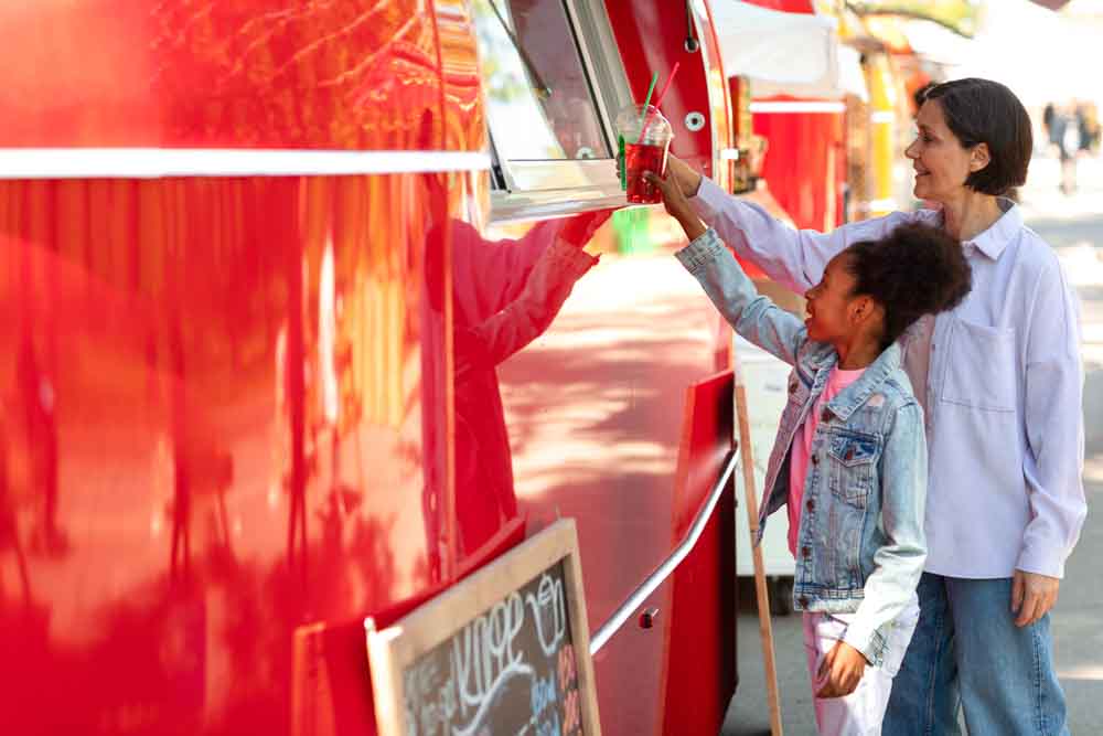 Mutter und Tochter am Foodtruck