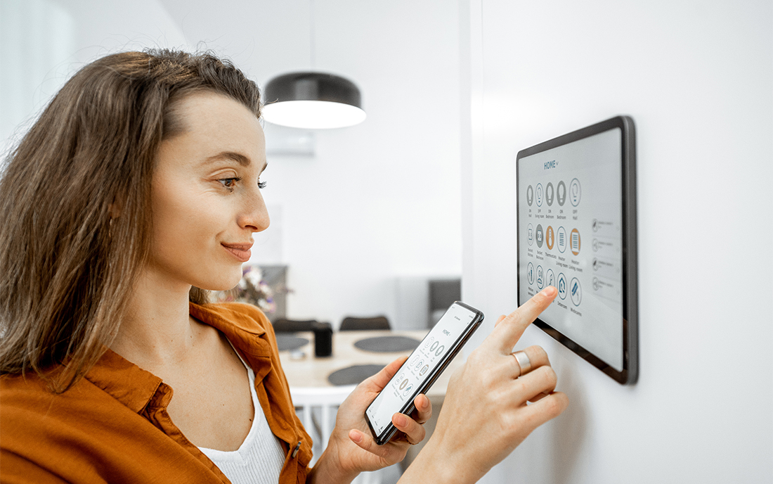 Frau stellt Smart Home ein