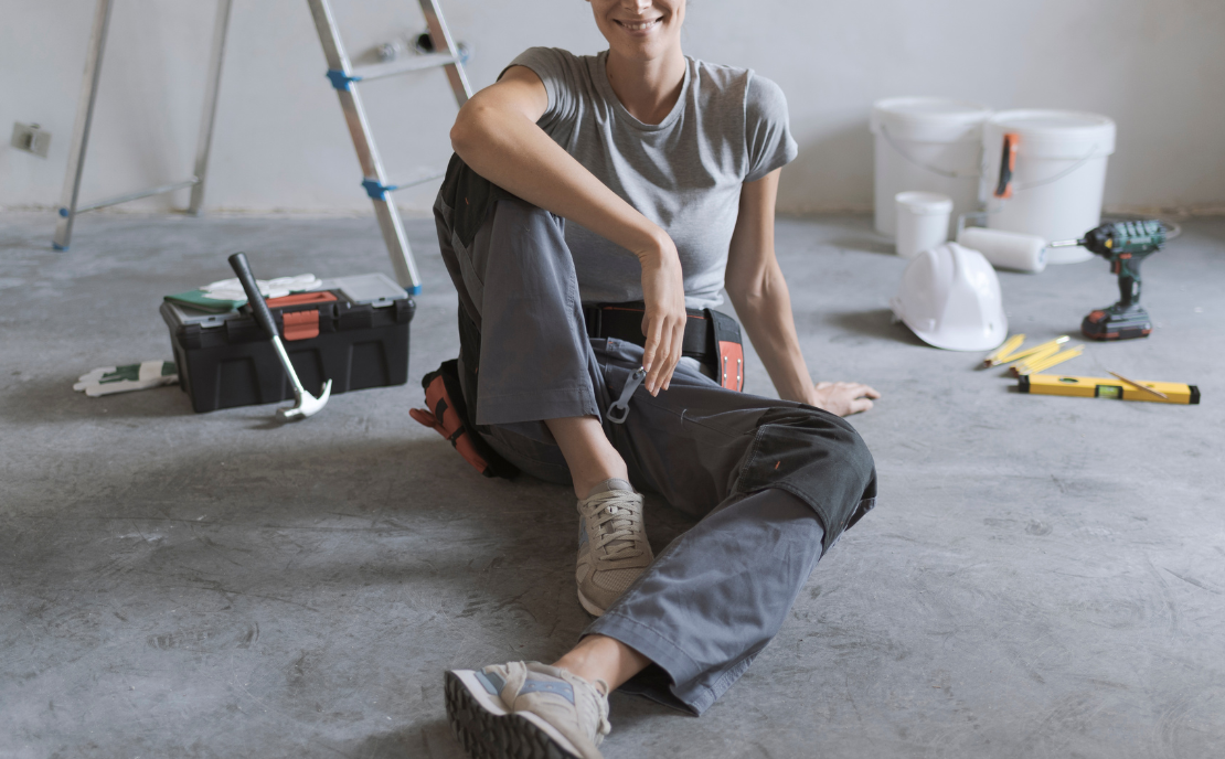 Lächelnde Handwerkerin beim Renovieren