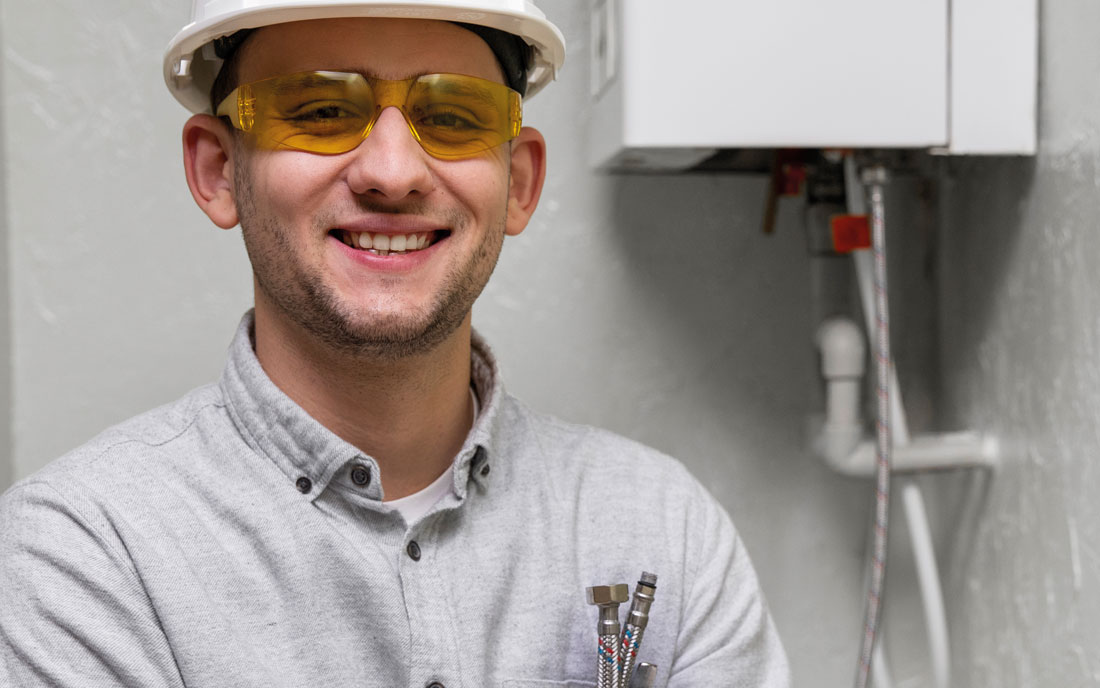 Handwerker mit Schutzbrille