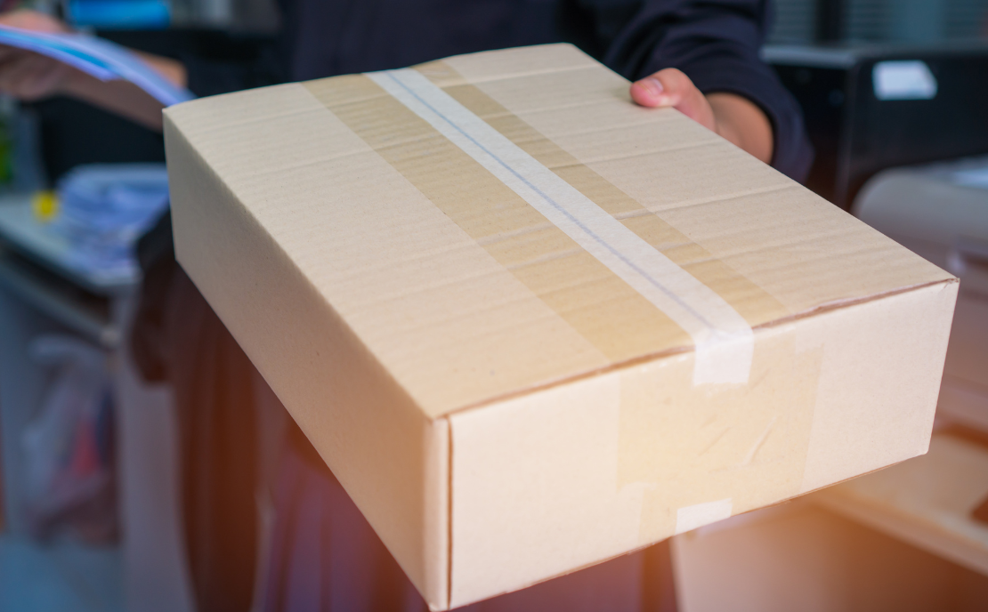 Hand überreicht Paket