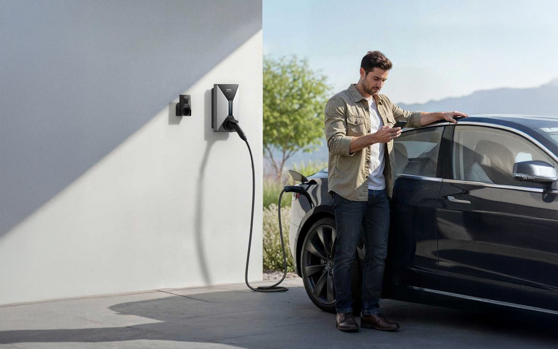 Mann lädt Auto über Wallbox