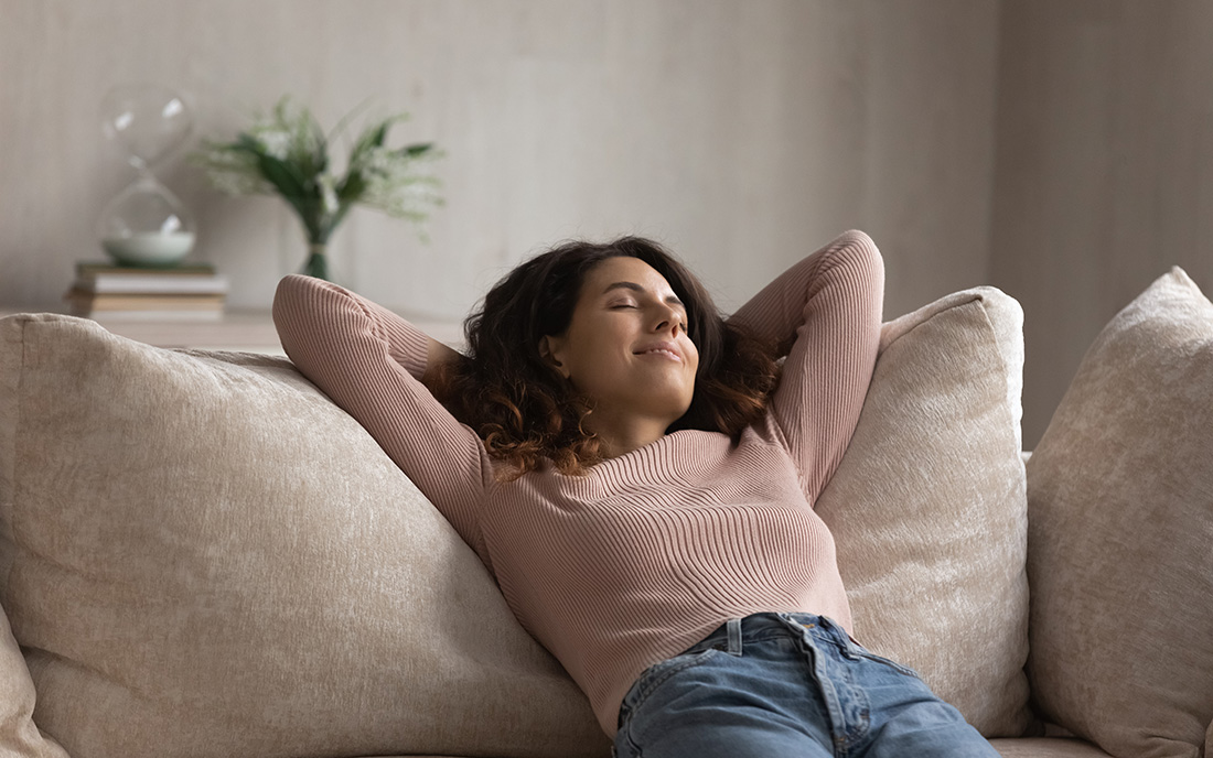 Frau genießt saubere Luft im Wohnzimmer