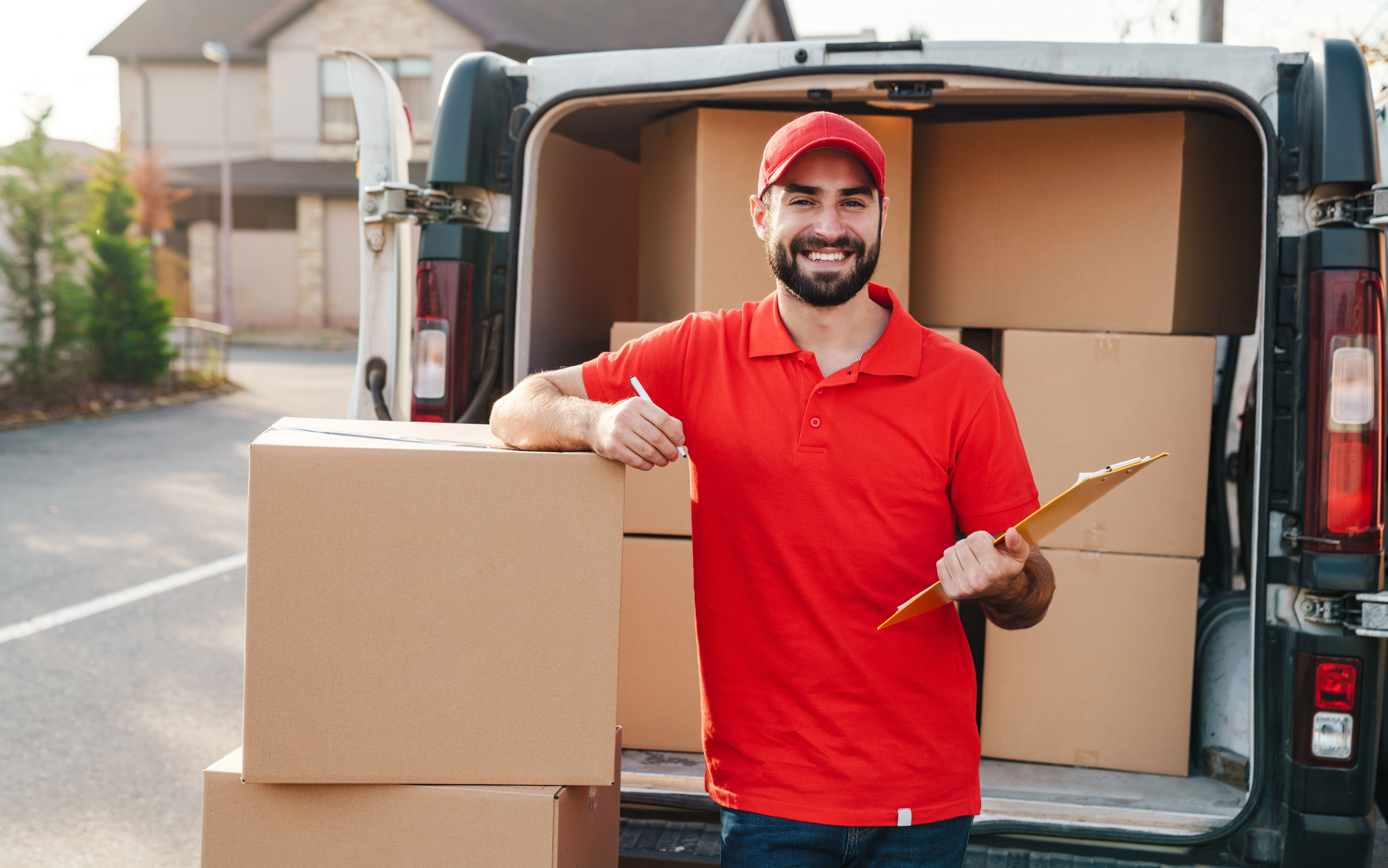 Lieferant mit vielen Pakten im Lieferwagen