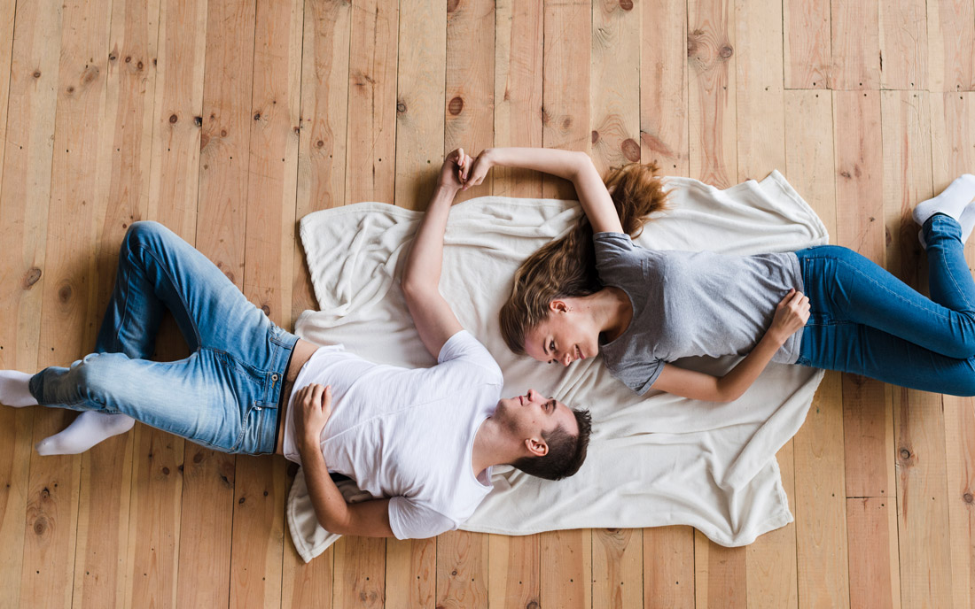 Pärchen liegt romantisch auf dem Boden