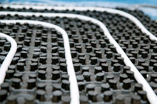 Rohre werden von den Noppen geleitet