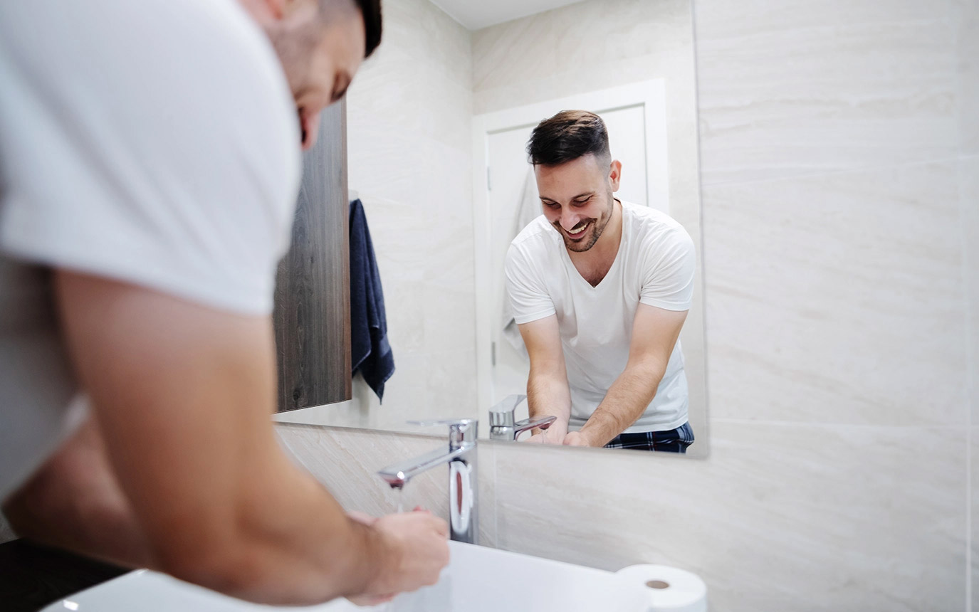 Mann wäscht seine Hände