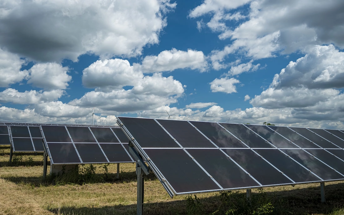 Solaranlagen auf einem Feld