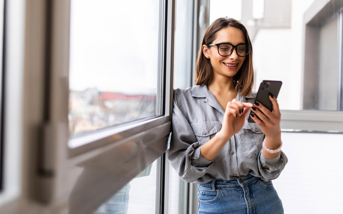 Frau nutzt App auf Handy