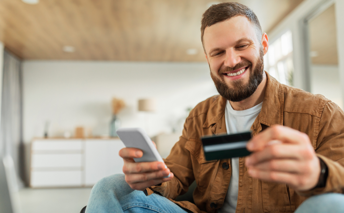 Mann zahlt mit Handy