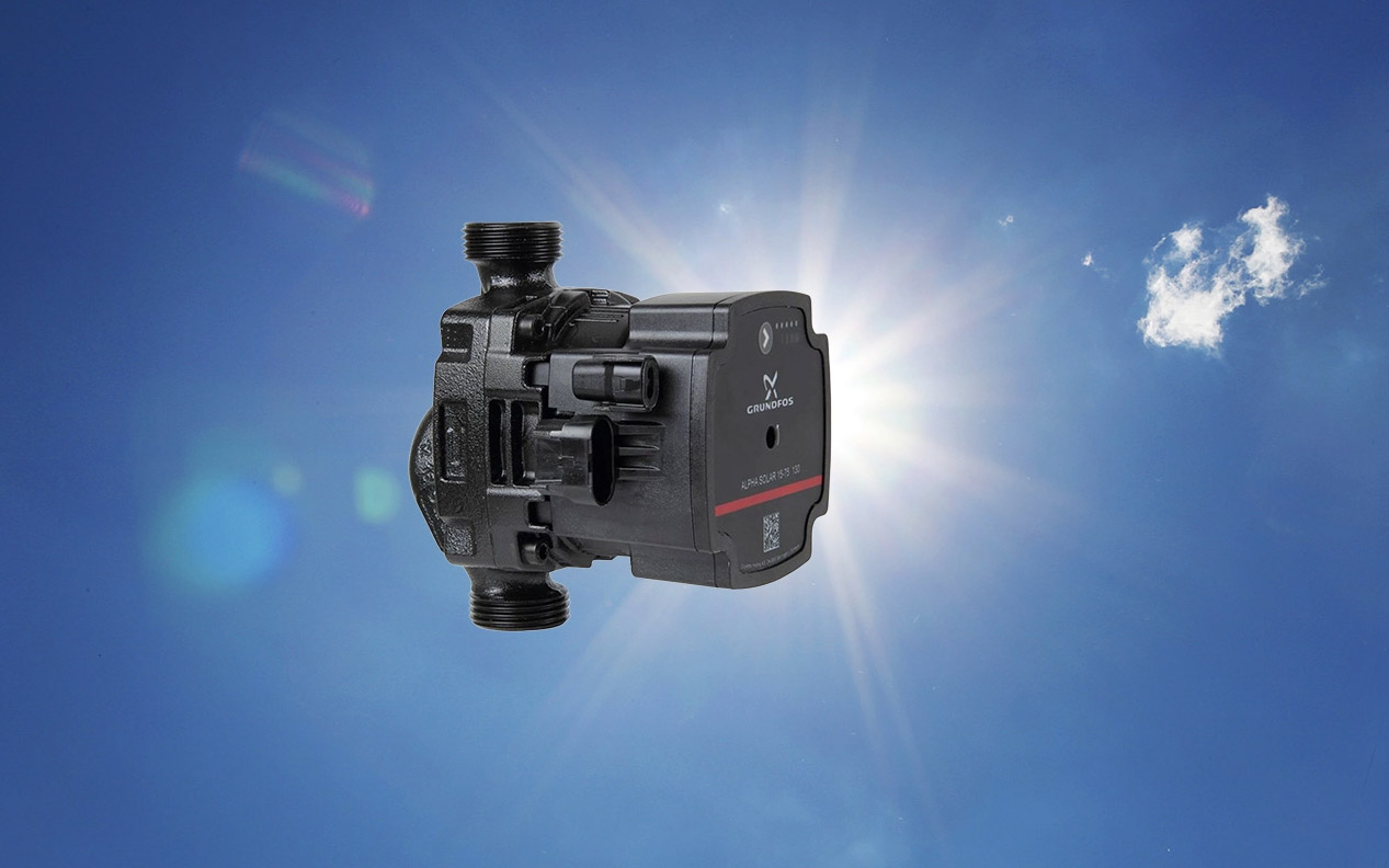 Solarpumpe vor blauem Himmel