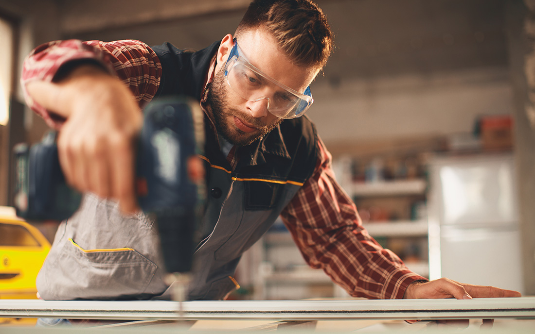 Heimwerker mit Bohrmaschine