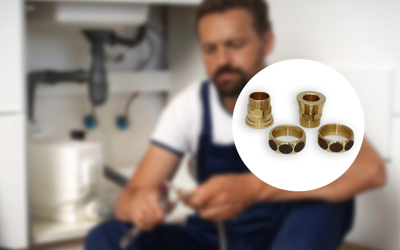 Pumpenverschraubungen vor Handwerker