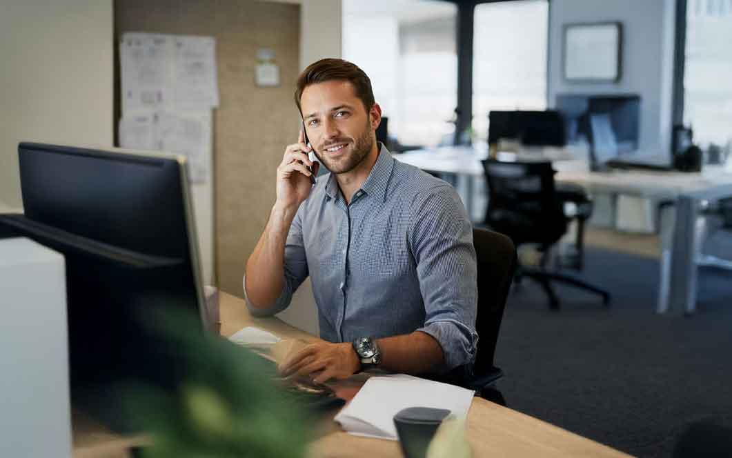 Telefonierender Mitarbeiter im Kundenservice