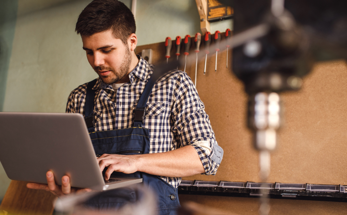 Handwerker am Laptop