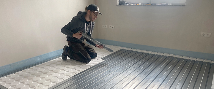 Mann verlegt Wärmeleitbleche