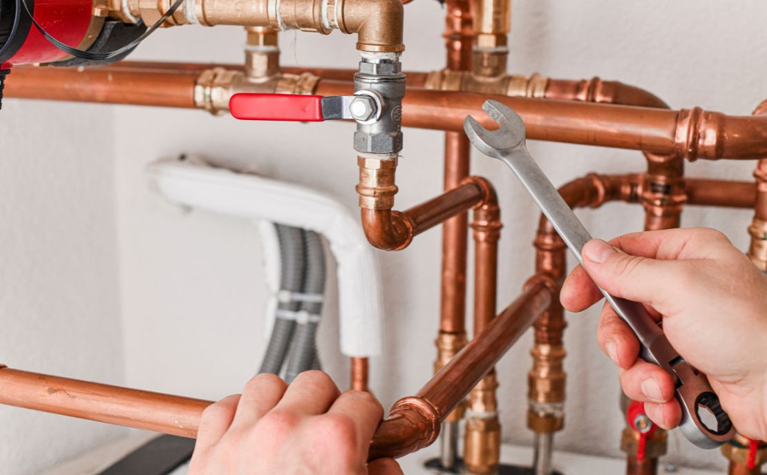 Handwerker befestigt Rohre