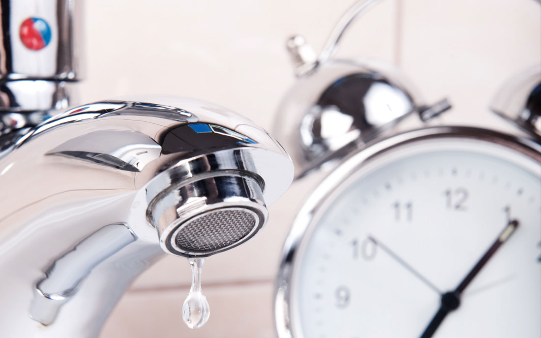 Wecker und Wasserhahn