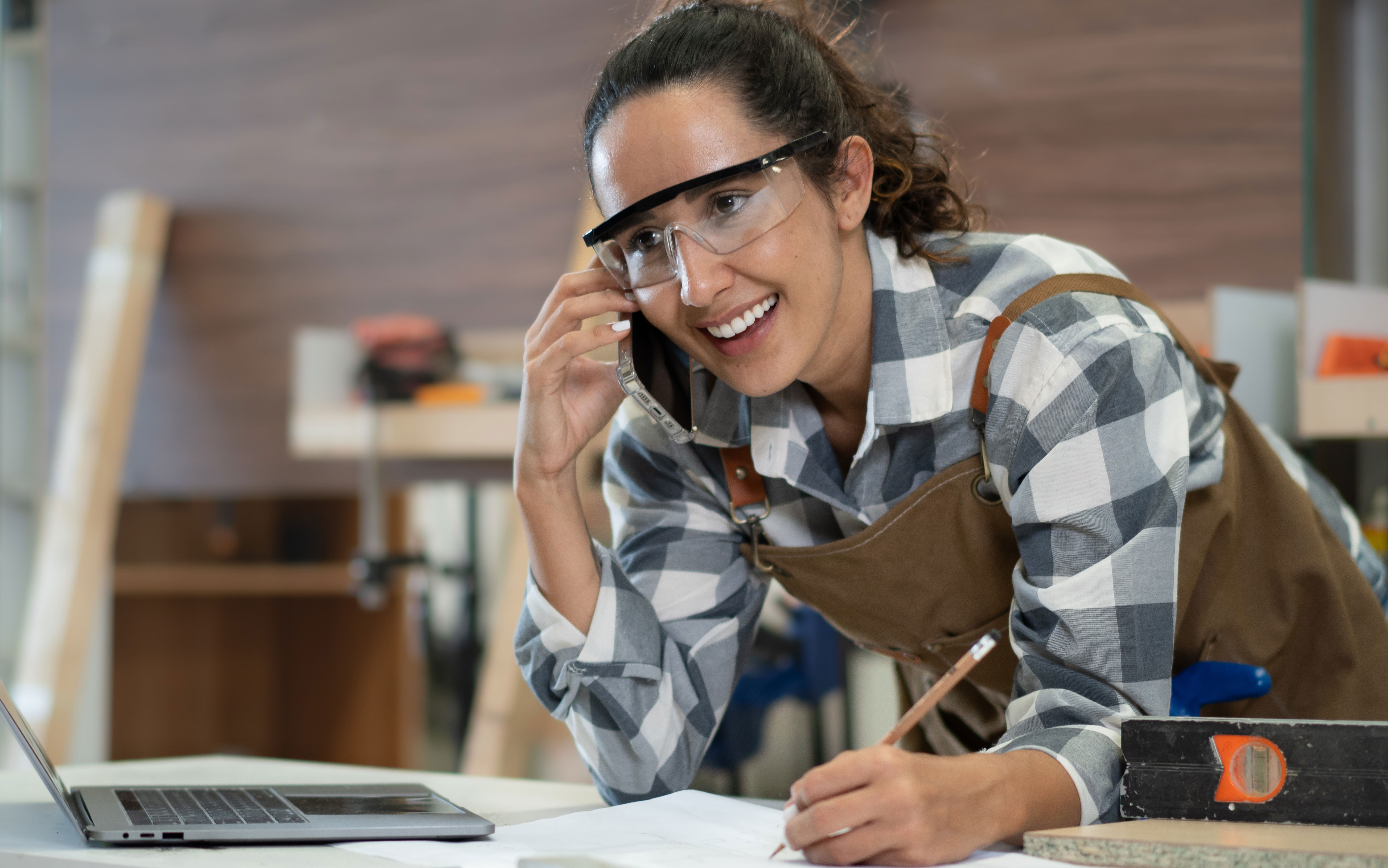 Handwerkerin ruft beim Service an