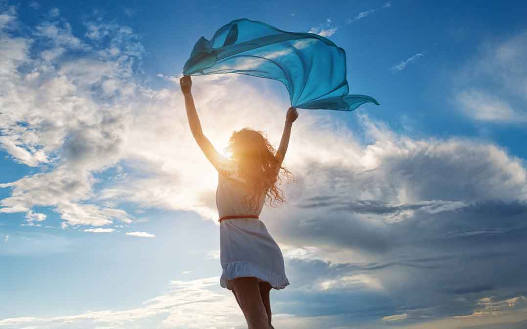 Frau genießt den Wind