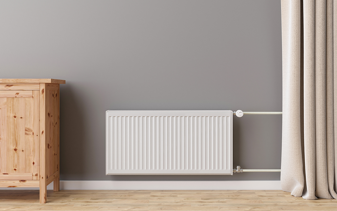 Heizung vor grauer Wand