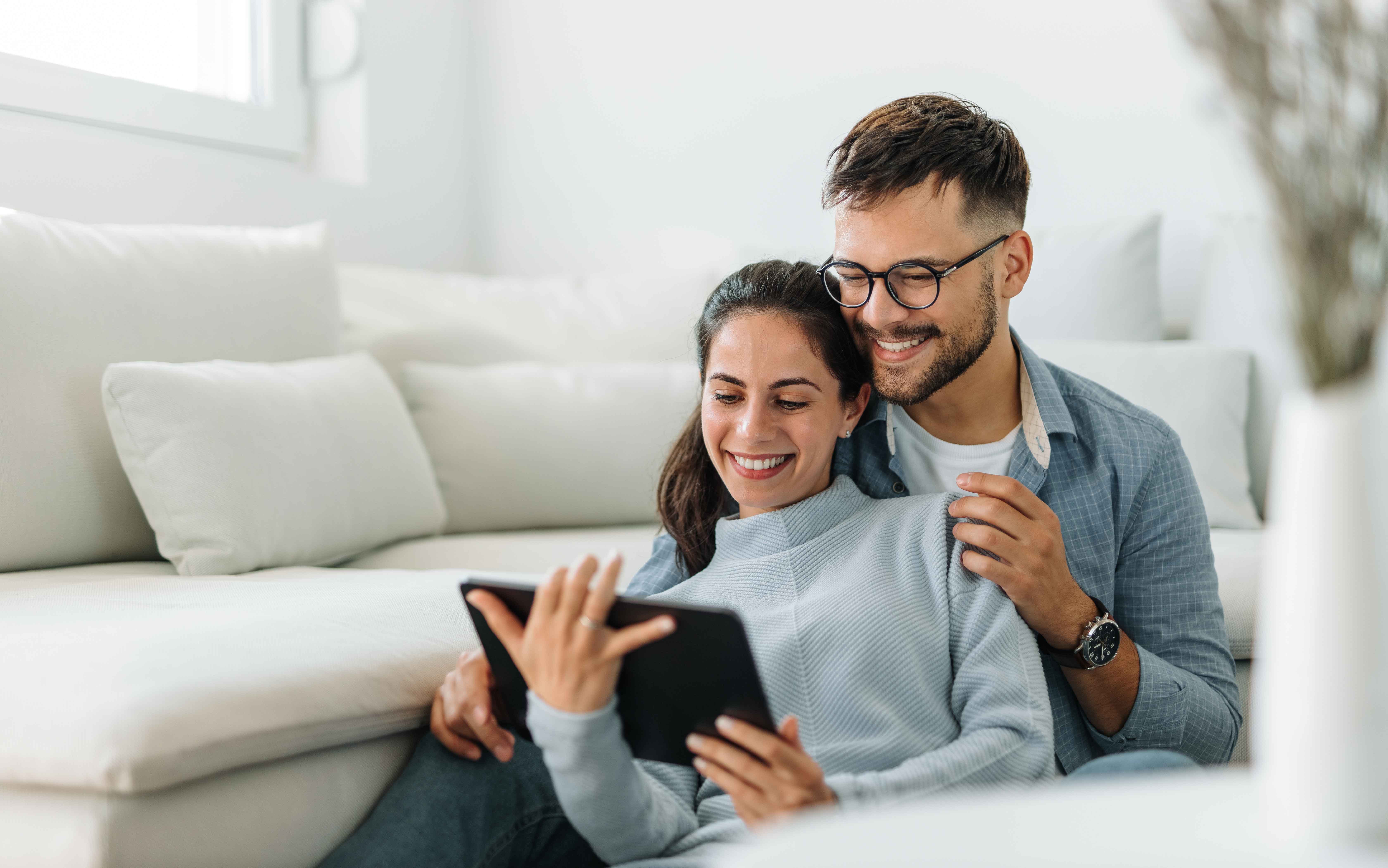 Pärchen schaut zusammen aufs Tablet
