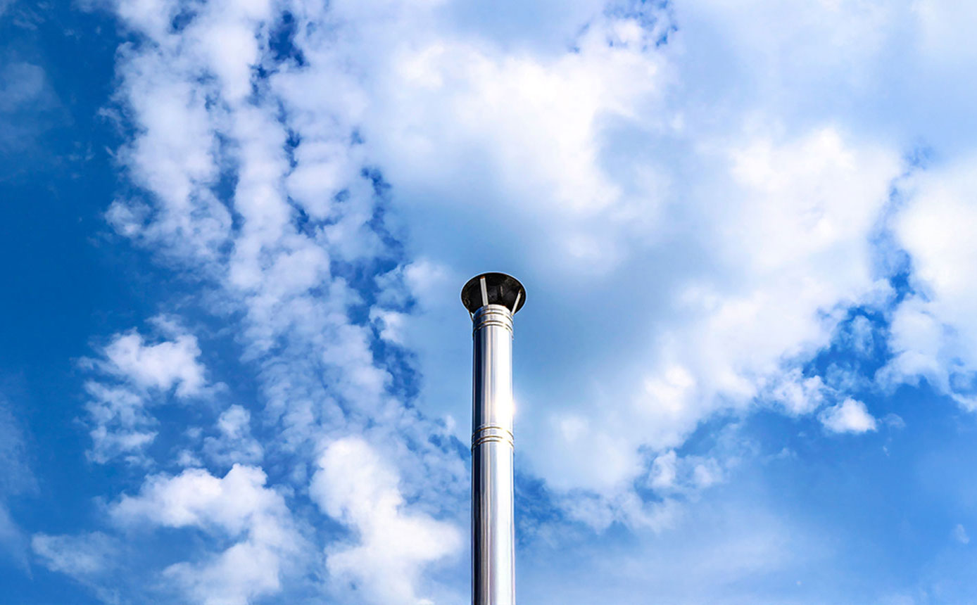 Schornstein vor blauem Himmel