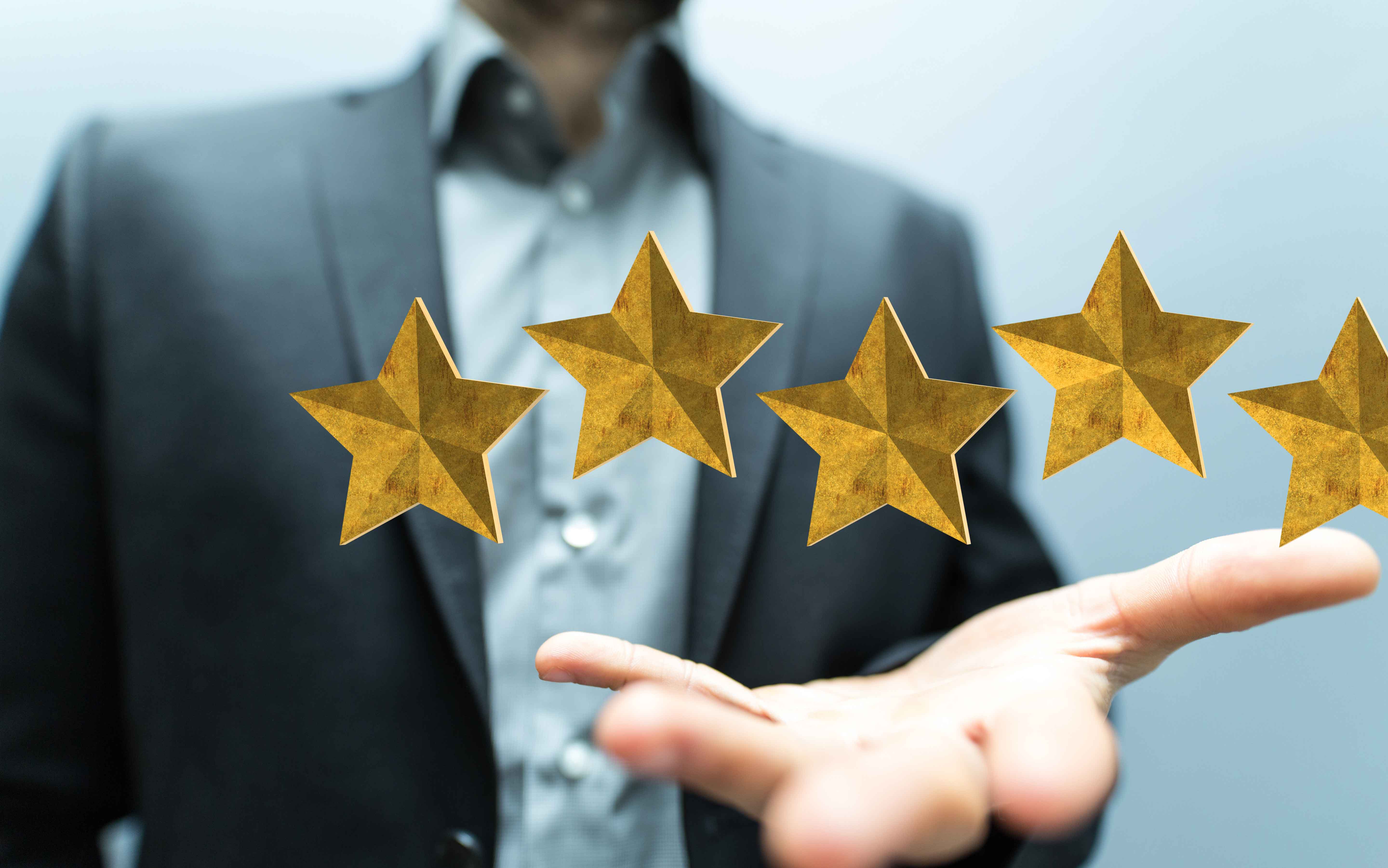 Mann mit Sternen über der Hand