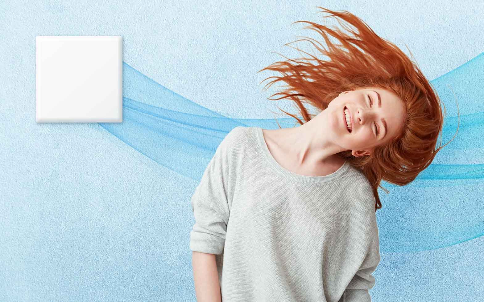 Frau erfrischt sich vorm Kleinraumventilator