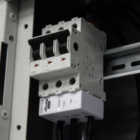 Shelly 3EM-63T Gen3 - Intelligentes 3-Phasen-Energiemessgerät mit flachen Anschlussklemmen