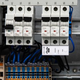 Shelly 3EM-63T Gen3 - Intelligentes 3-Phasen-Energiemessgerät mit flachen Anschlussklemmen