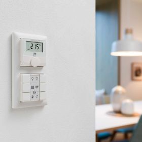 Homematic IP Smart Home Wandthermostat HmIP-WTH-2 mit Luftfeuchtigkeitssensor