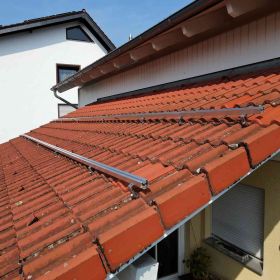 Selfio Schrägdach-Montageset (Pfanne/Ziegel) zur vertikalen Montage (Portrait) von 28 Photovoltaik-Modulen