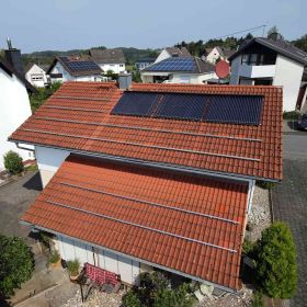 Selfio Schrägdach-Montageset (Pfanne/Ziegel) zur vertikalen Montage (Portrait) von 28 Photovoltaik-Modulen